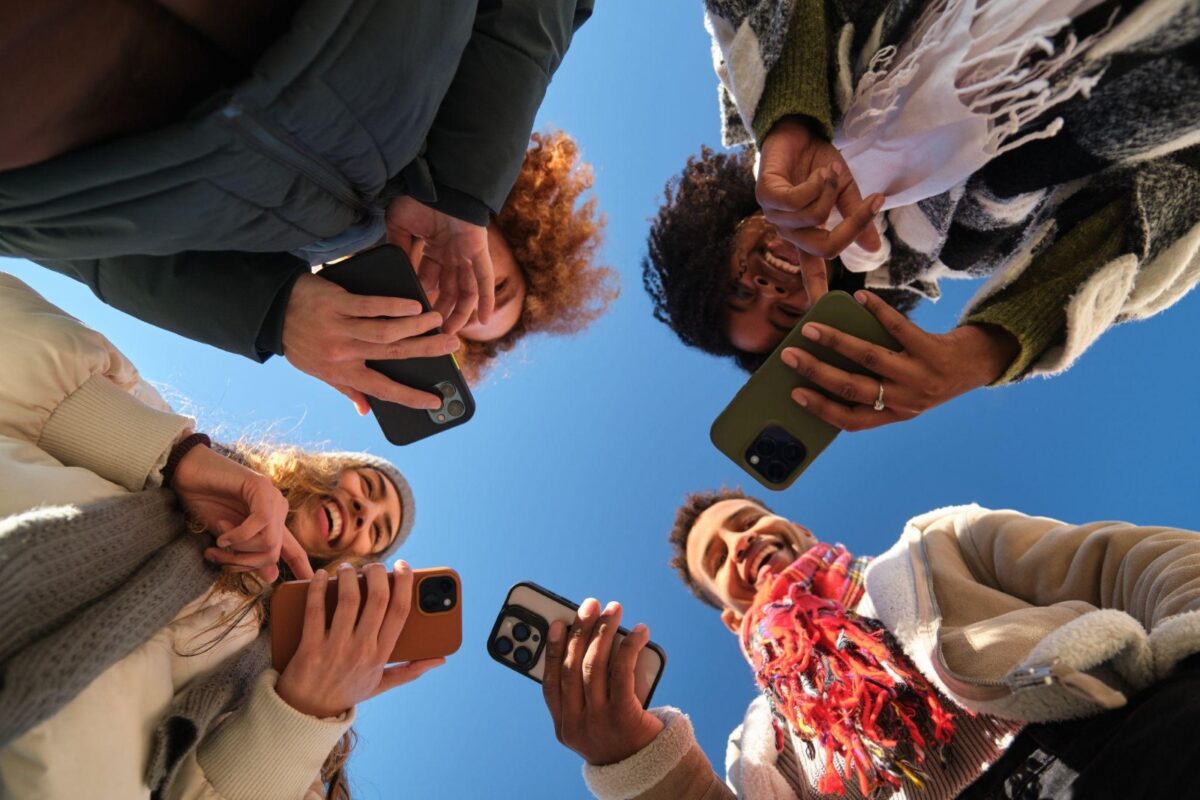 Imagine Stire (P) Tinerii nu mai vor „nou”. Ce spune alegerea tot mai frecventă a celor care evită telefoanele abia lansate | 2review.ro