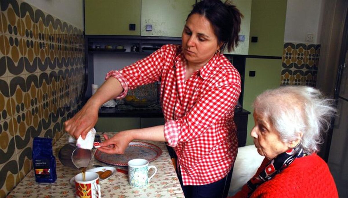 De necrezut! Ce pensie primește o badantă româncă, după doar 10 ani de muncă în Italia