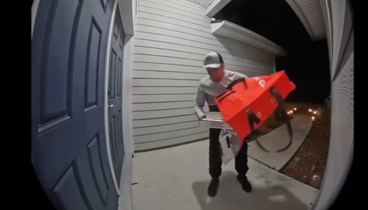 Imagine Stire Ce a făcut acest livrator, după ce a scăpat pe jos caserola cu aripioare de pui. Imagini surprinse cu camera de supraveghere | 2review.ro