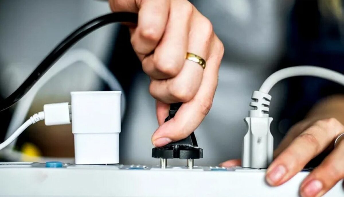 Cele 2 electrocasnice care trebuie scoase din priză, dacă pleci de acasă de Sărbători