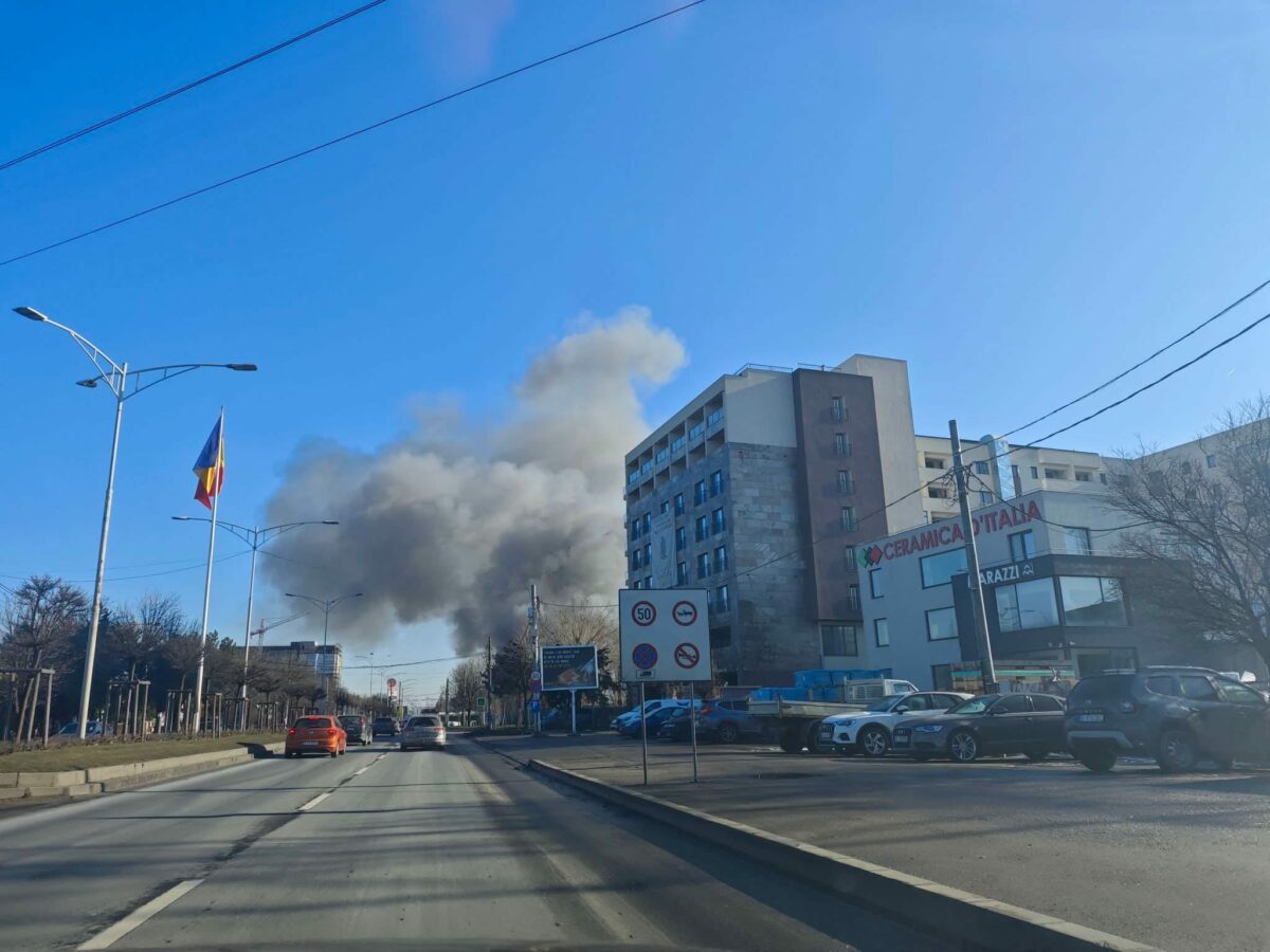 Alertă extremă în București: un depozit de pe bulevardul Iuliu Maniu a luat foc. Detalii de ultimă ora