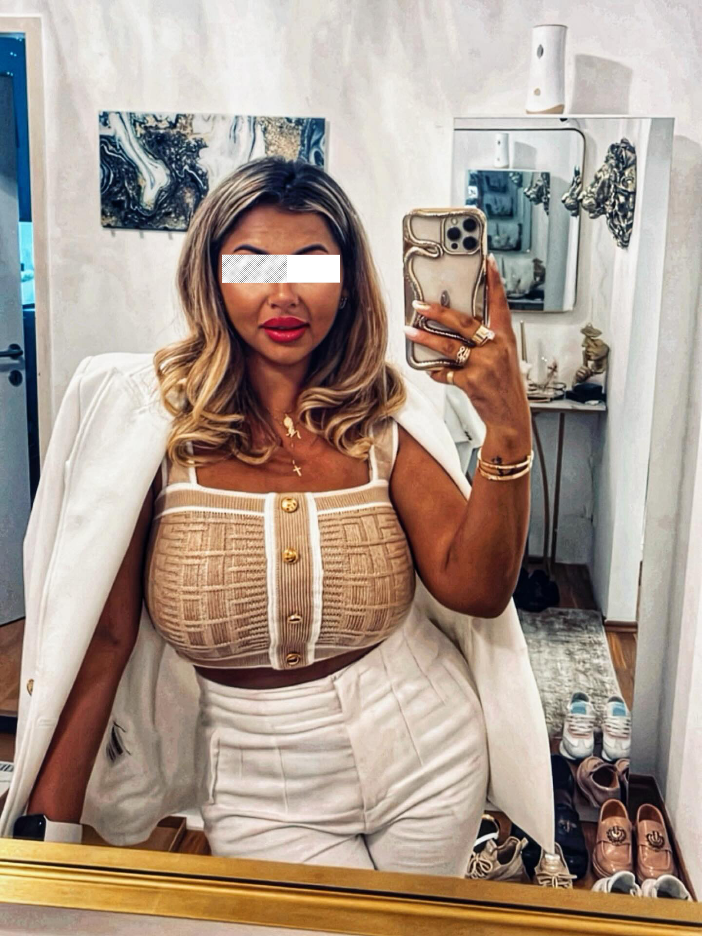 Blonda lui Pescobar are activitate în online