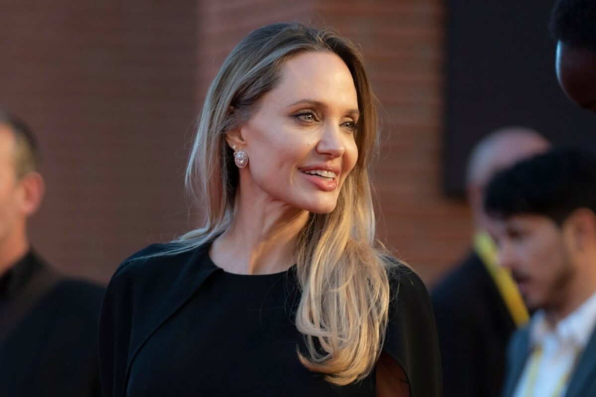 Imagine Stire Angelina Jolie își dezvăluie cicatricile rămase după mastectomie. Mesajul emoționant al actriței | 2review.ro