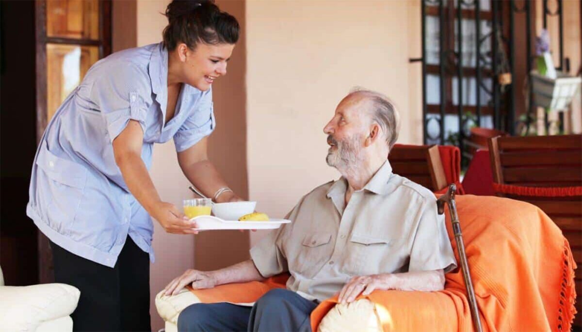 Ce moștenire a primit o badantă de la pensionarul pe care-l îngrijise. Când s-a citit testamentul, a crezut că e o glumă