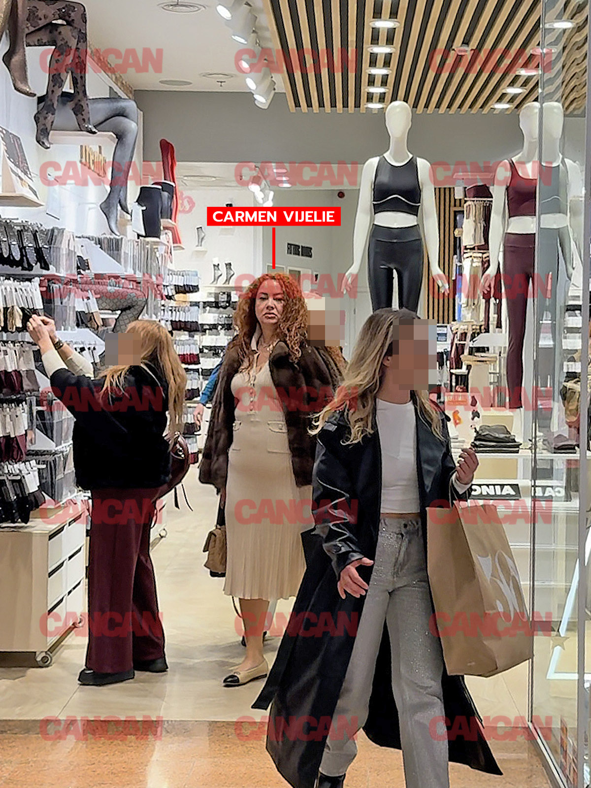 Carmen Vijleie a intrat cu amica ei într-un magazin de lenjerie intimă