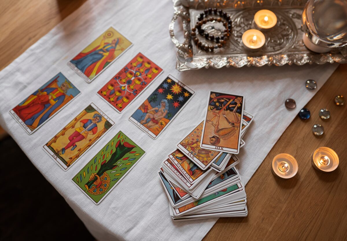 Imagine Stire Cartea de Tarot a zilei de azi, 3 martie 2026. Trei de Monede aduce o schimbare importantă | 2review.ro