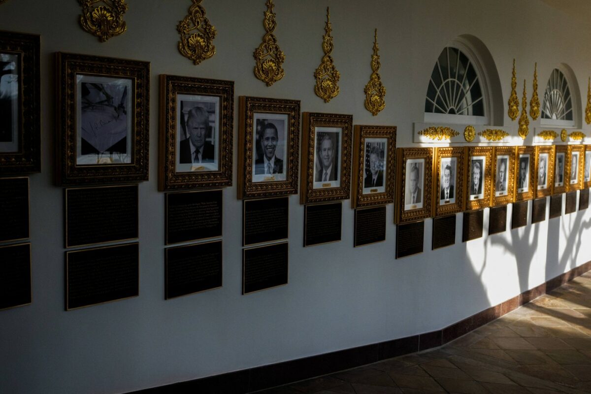 Imagine Stire Donald Trump a postat mesaje jignitoare sub portretele unor foști președinți americani, la Casa Albă. Ce a putut scrie de Obama sau Biden | 2review.ro