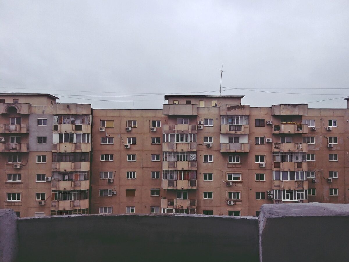 De ce se vinde un apartament cu 2 camere la prețul de doar 9.500 de euro, în acest oraș din România?