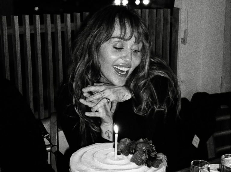 Imagine Stire Nunta anului în showbiz! Cântăreața a primit un inel cu diamant care valorează cât un penthouse! | 2review.ro