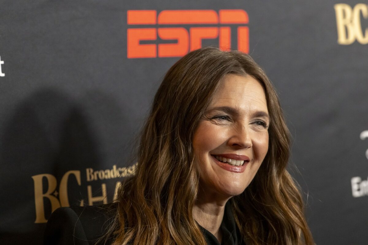 Imagine Stire Cum arată Drew Barrymore la 50 de ani. Actrița a postat imagini cu ea nemachiată pe rețelele sociale | 2review.ro