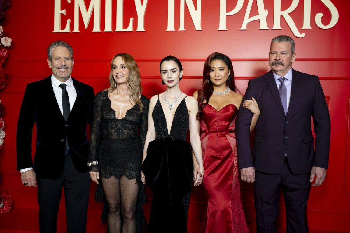 Imagine Stire Noul sezon Emily in Paris revine pe Netflix joi, 18 decembrie 2025! Un personaj-cheie părăsește serialul | 2review.ro