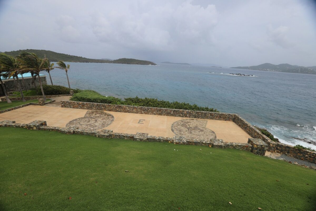 Imagine Stire Noi imagini de pe insula izolată a lui Epstein: opere de artă, camere misterioase și obiecte incriminante | 2review.ro