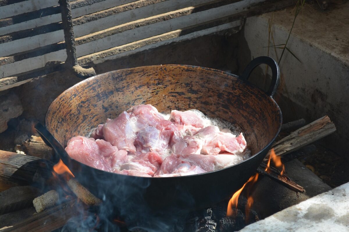 Cum faci jumări de porc crocante la exterior și moi la interior pentru masa de Crăciun. Secretul rețetei bunicilor de la țară