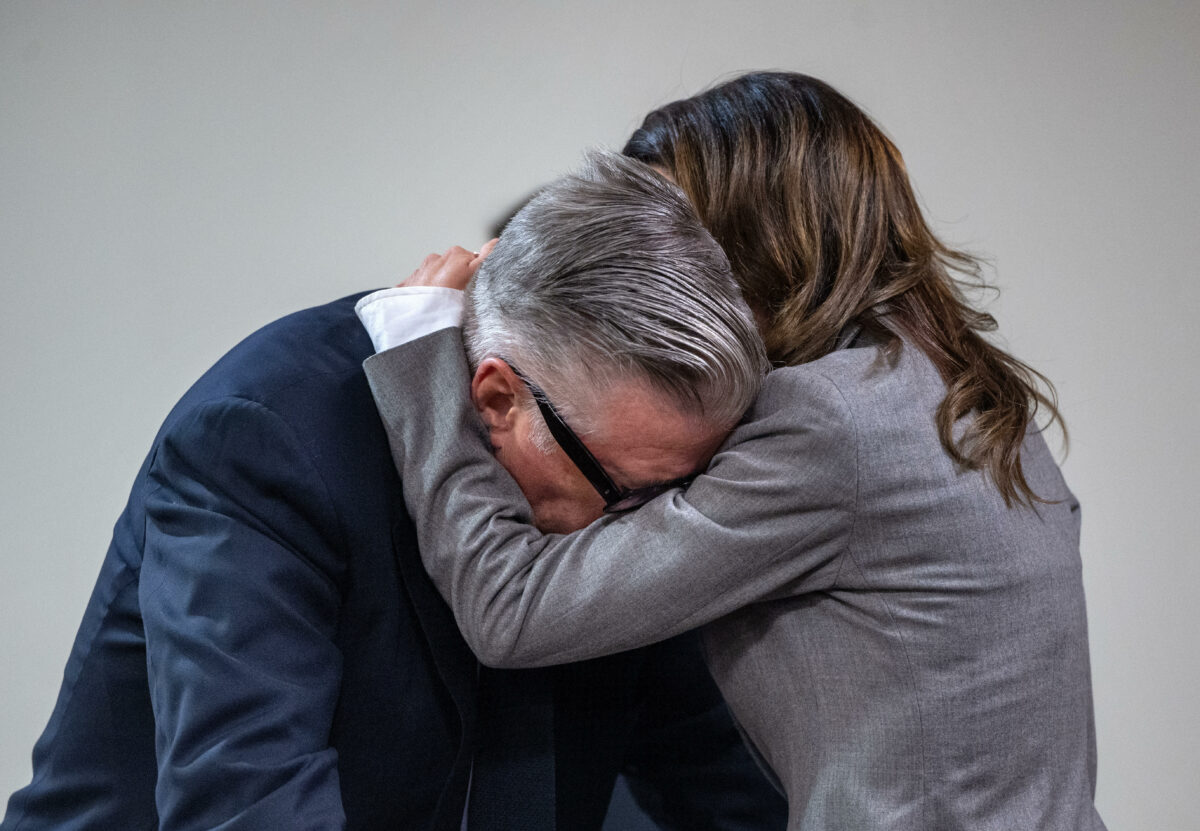 Alec Baldwin recunoaște că a vrut să-și pună capăt zilelor după tragedia de pe platourile de filmare: “Stăteam în pat și mă rugam”