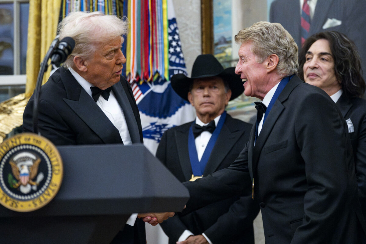 Imagine Stire Casa Albă n-a mai văzut așa ceva! Trump a transformat Biroul Oval în cea mai exclusivistă gală a anului | 2review.ro