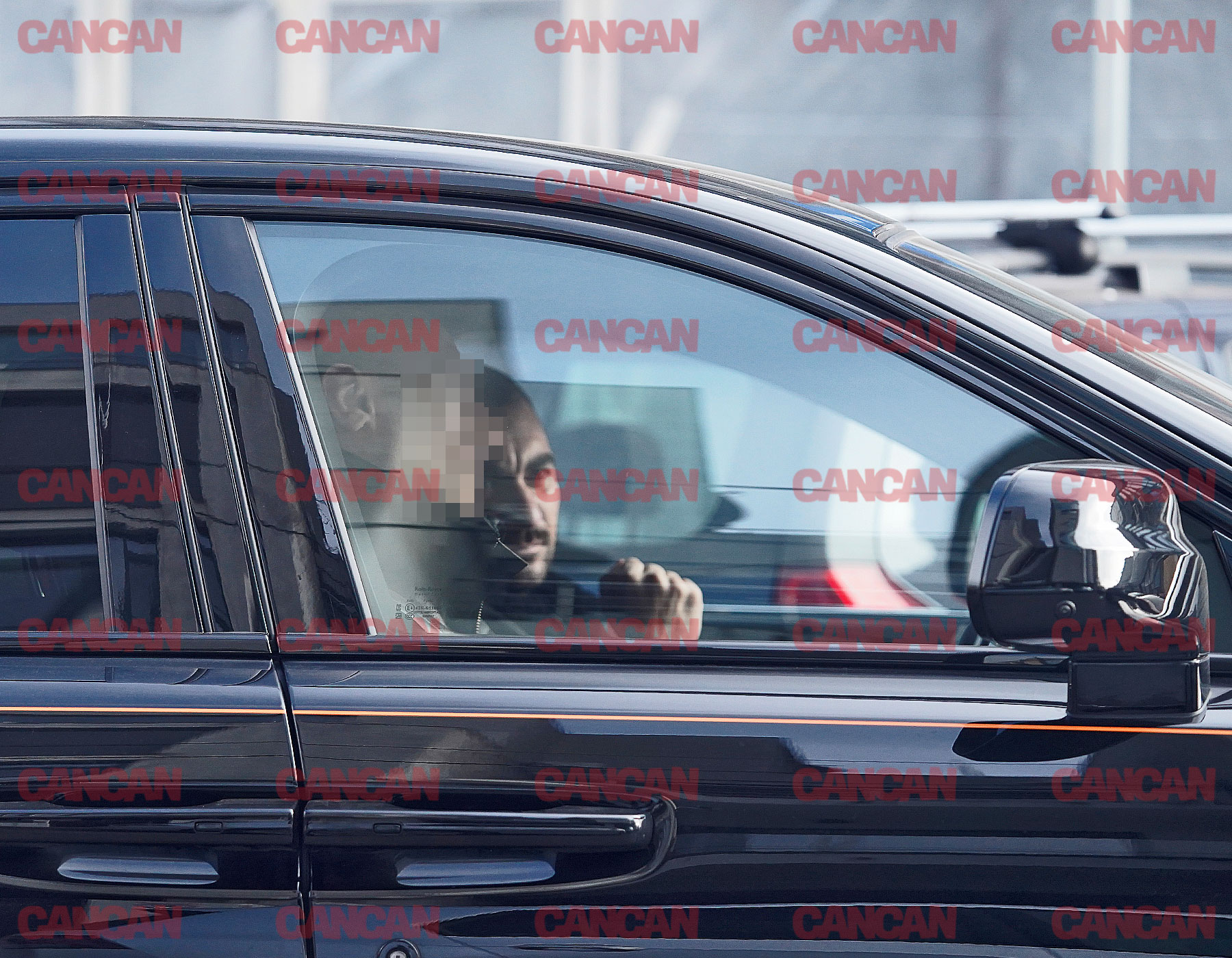 Afaceristul era însoțit de un prieten