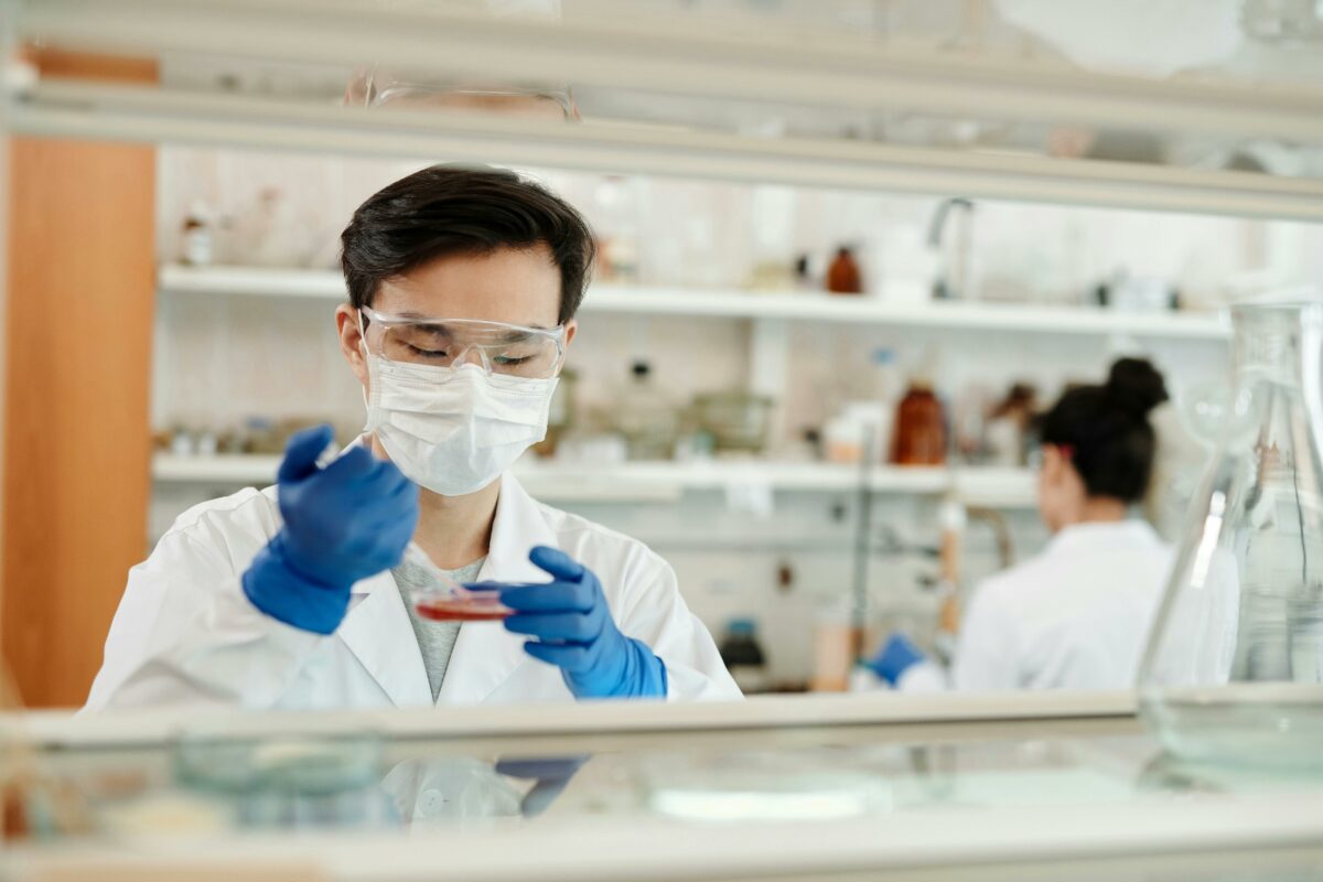 Panica sporește la Cluj: alți doi angajați ai salonului au ajuns la spital! S-a extins ancheta epidemiologică