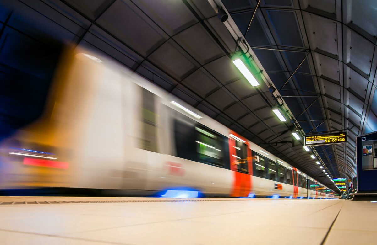 Momente de groază la metroul din Paris! Un român a atacat mai mulți pasageri