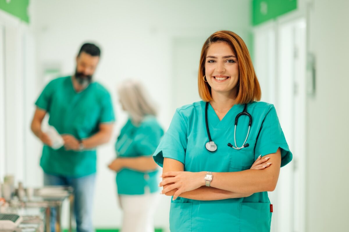 Calcul complet. Ce pensie primește o asistentă medicală care a contribuit 30 de ani