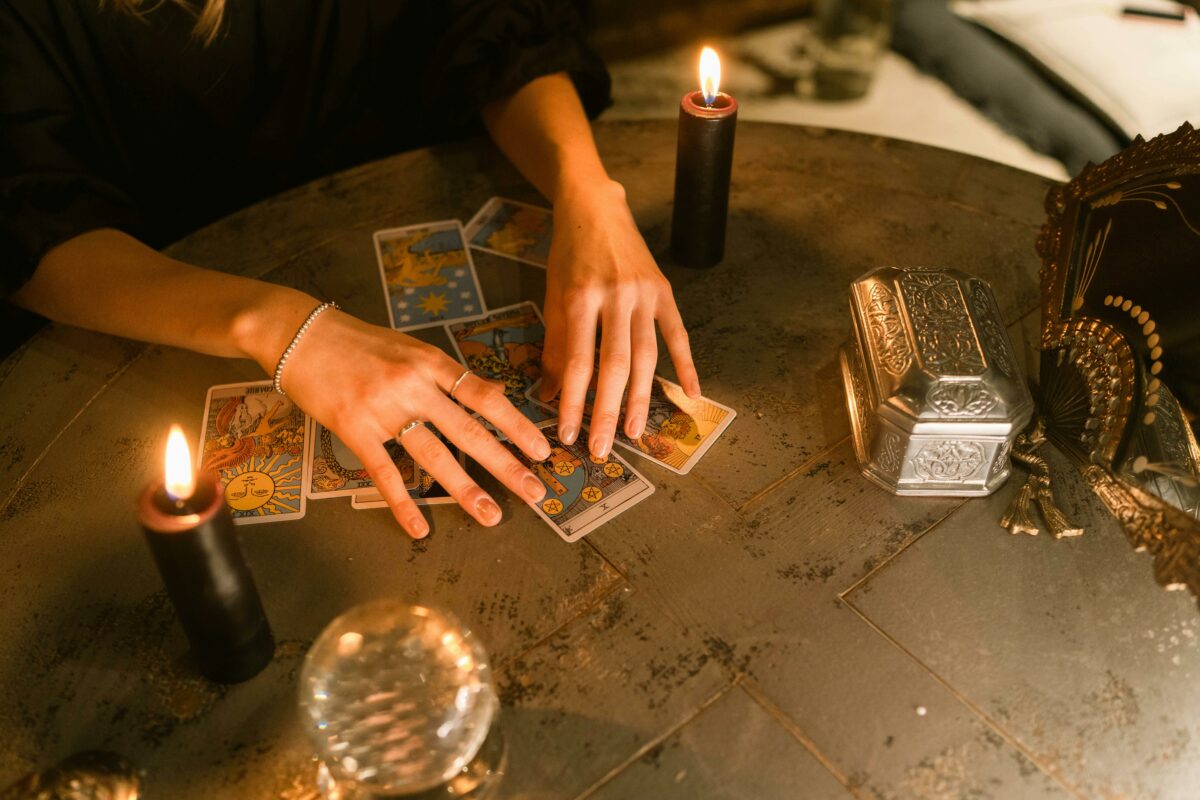 Imagine Stire Cartea de tarot a zilei de azi, 9 martie 2026: Turnul anunță schimbări bruște și revelații care îți pot schimba viața | 2review.ro