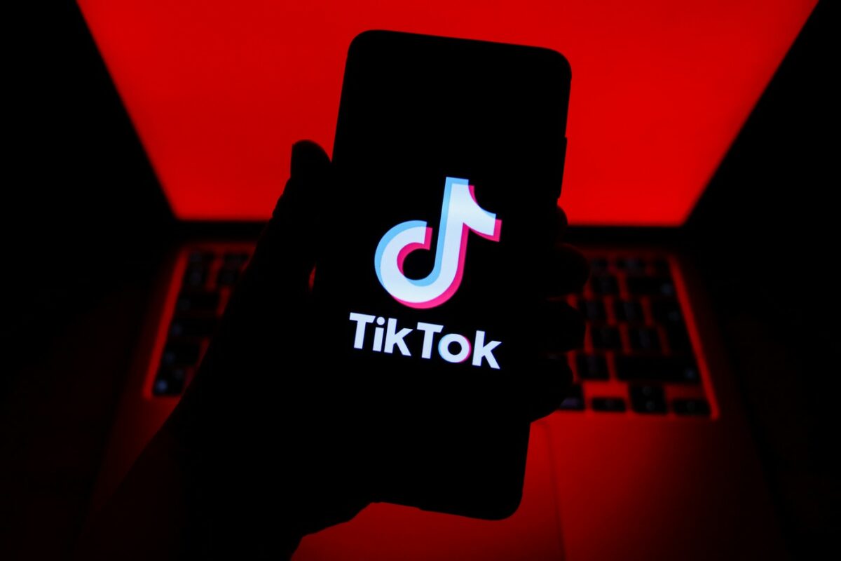 Romantism, fantezie și tone de bani: cărțile virale de pe TikTok cuceresc investitorii!