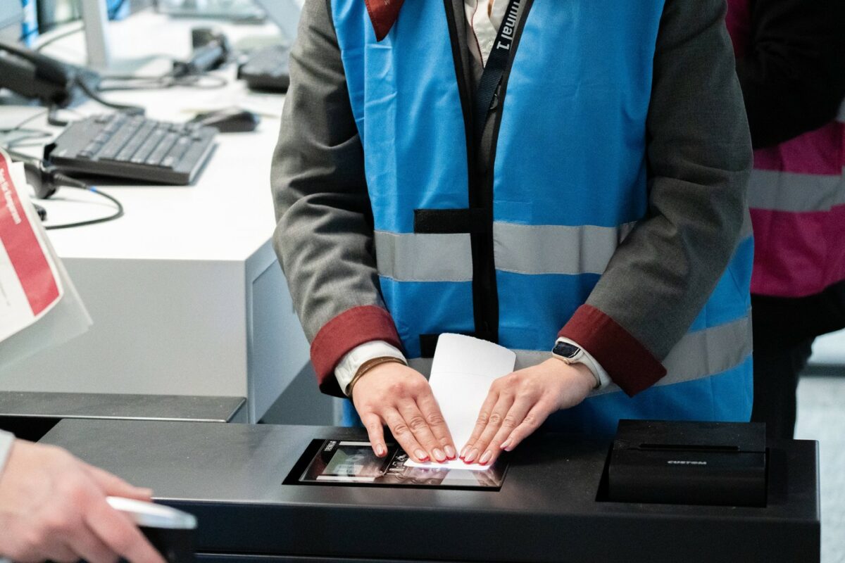 Atenție, români! Noua achiziție a Aeroportului Otopeni vă poate trimite direct la poliție. Ce greșeală nu trebuie să comiteți