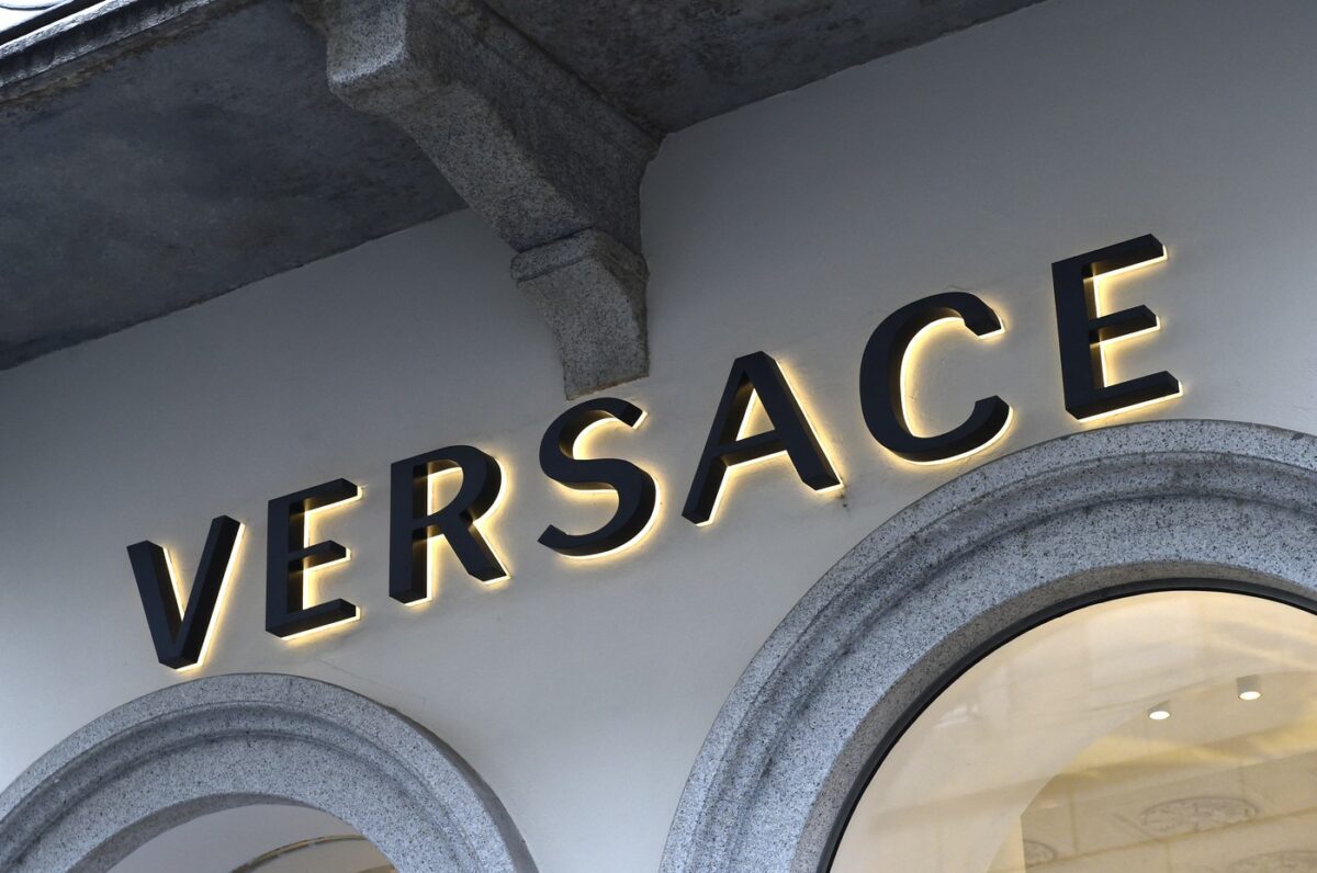 Ce se întâmplă la Versace? Donatella își schimbă rolul, Prada Group preia controlul, iar noul designer vrea deja să plece