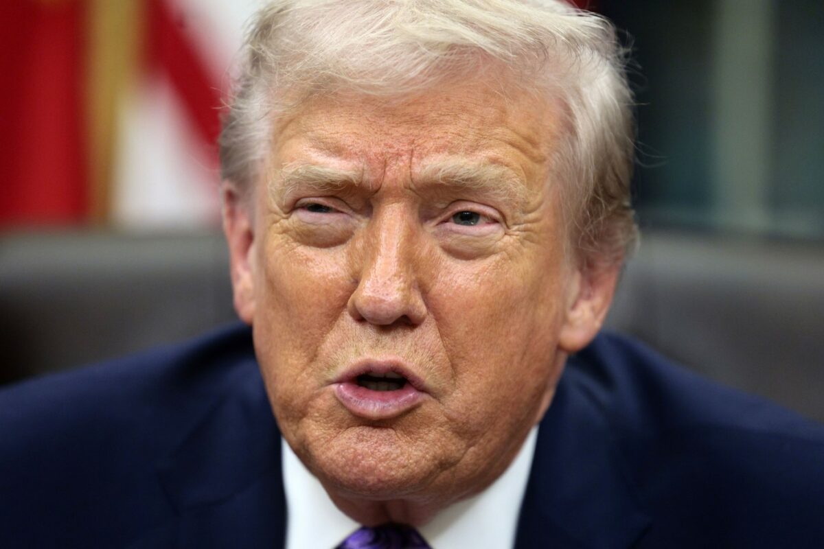 Imagine Stire Donald Trump, o nouă apariție îngrijorătoare! Ce au observat jurnaliștii pe mâna lui? Casa Albă vine cu explicații | 2review.ro