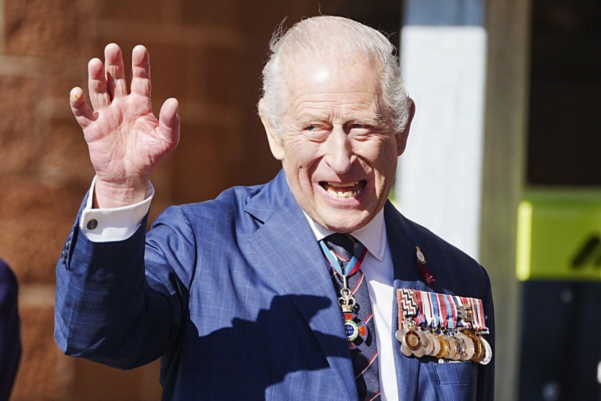 Imagine Stire Degetele «ca niște cârnați» ale Regelui Charles au devenit virale! Ce probleme de sănătate ascunde | 2review.ro