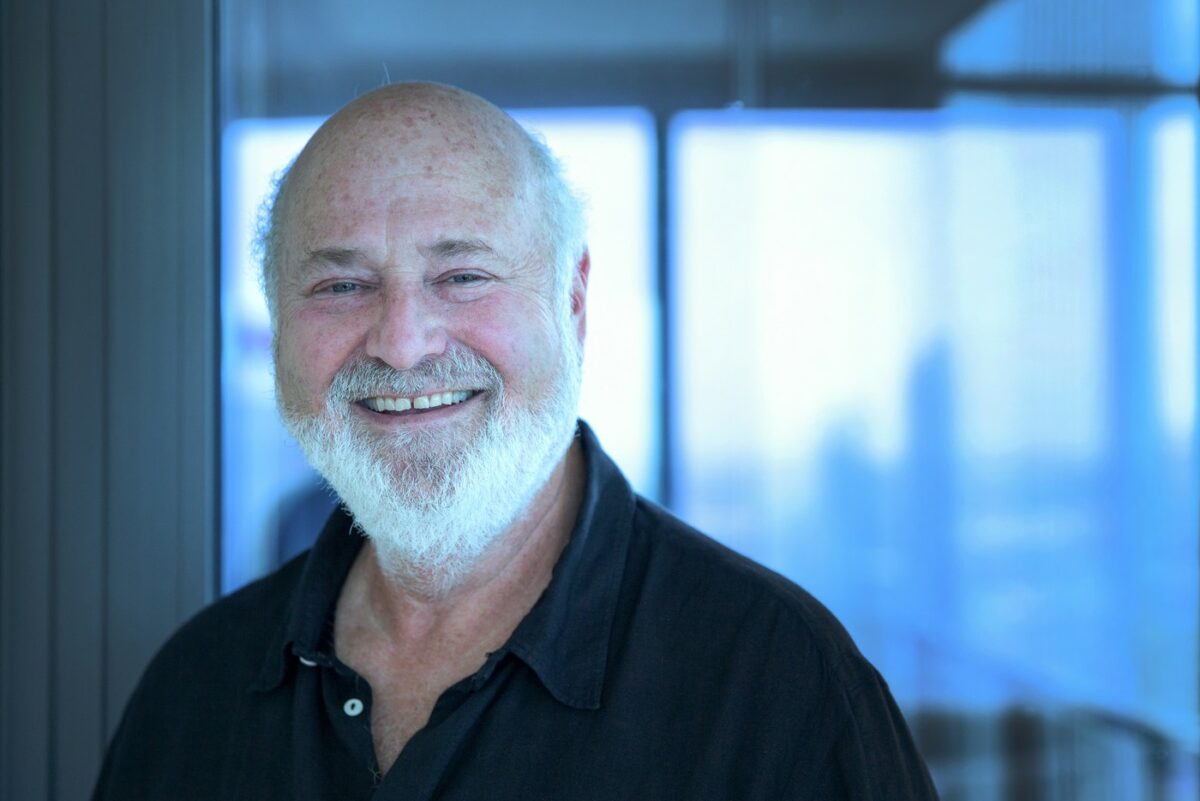 Imagine Stire Nick Reiner, surprins de camere cu puțin înainte de a-și ucide părinții. Unde a mers fiul lui Rob Reiner înainte de crimă | 2review.ro