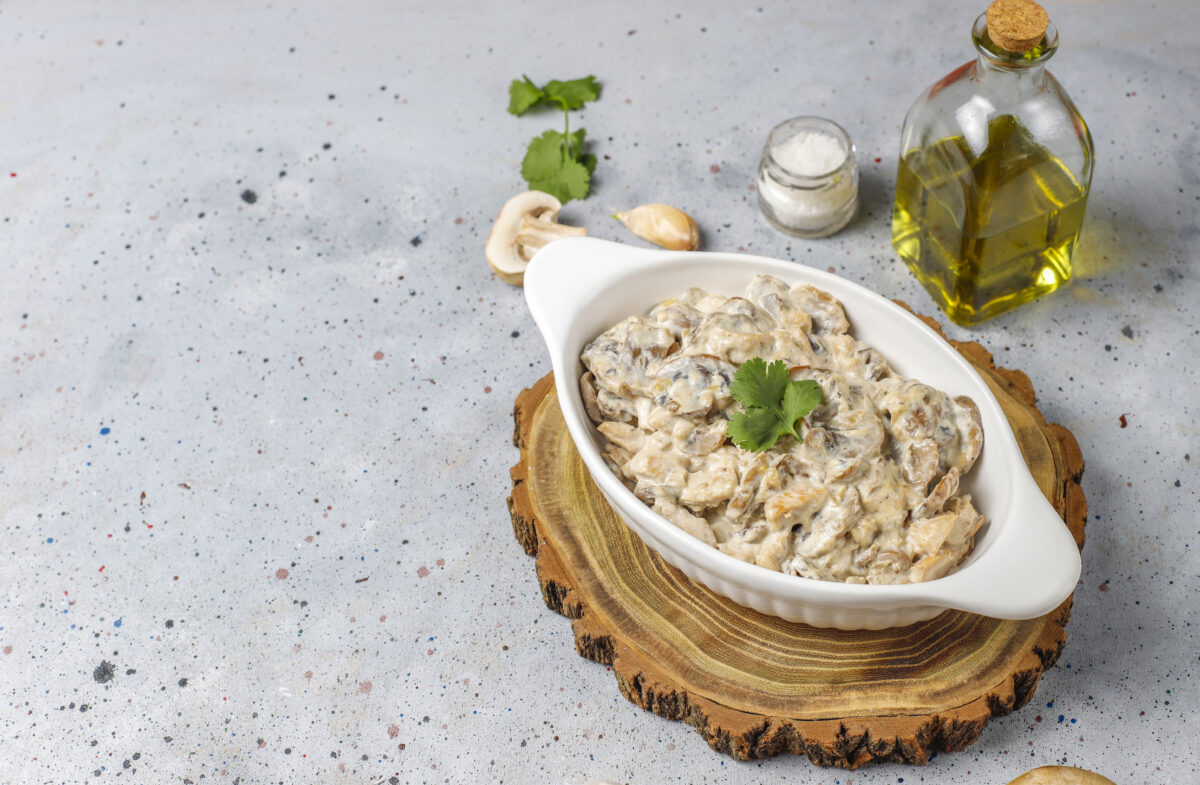 Rețeta de salată cu ciuperci și maioneză de Revelion a bulgăroaicelor. Invitații se vor bate pe ea!