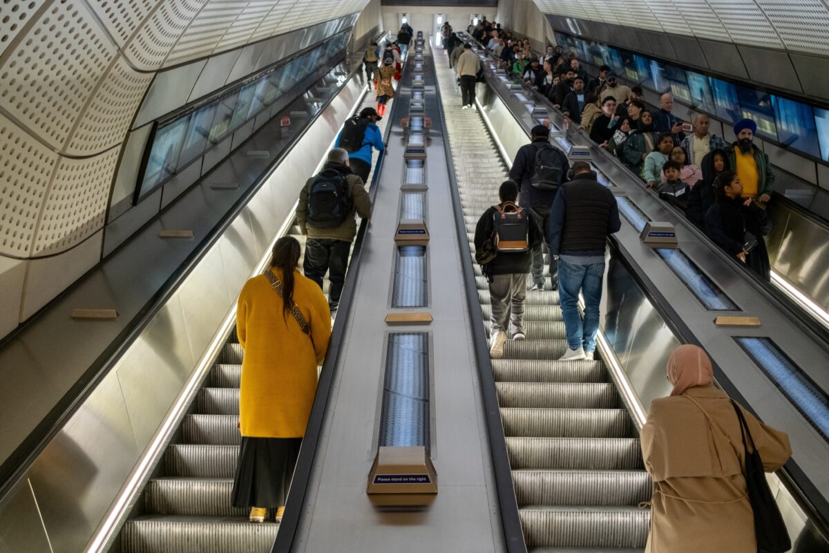 Imagine Stire O femeie a primit o amendă de peste 1.000 de euro pentru că a mers incorect pe scările rulante. Ce greșeală a făcut | 2review.ro