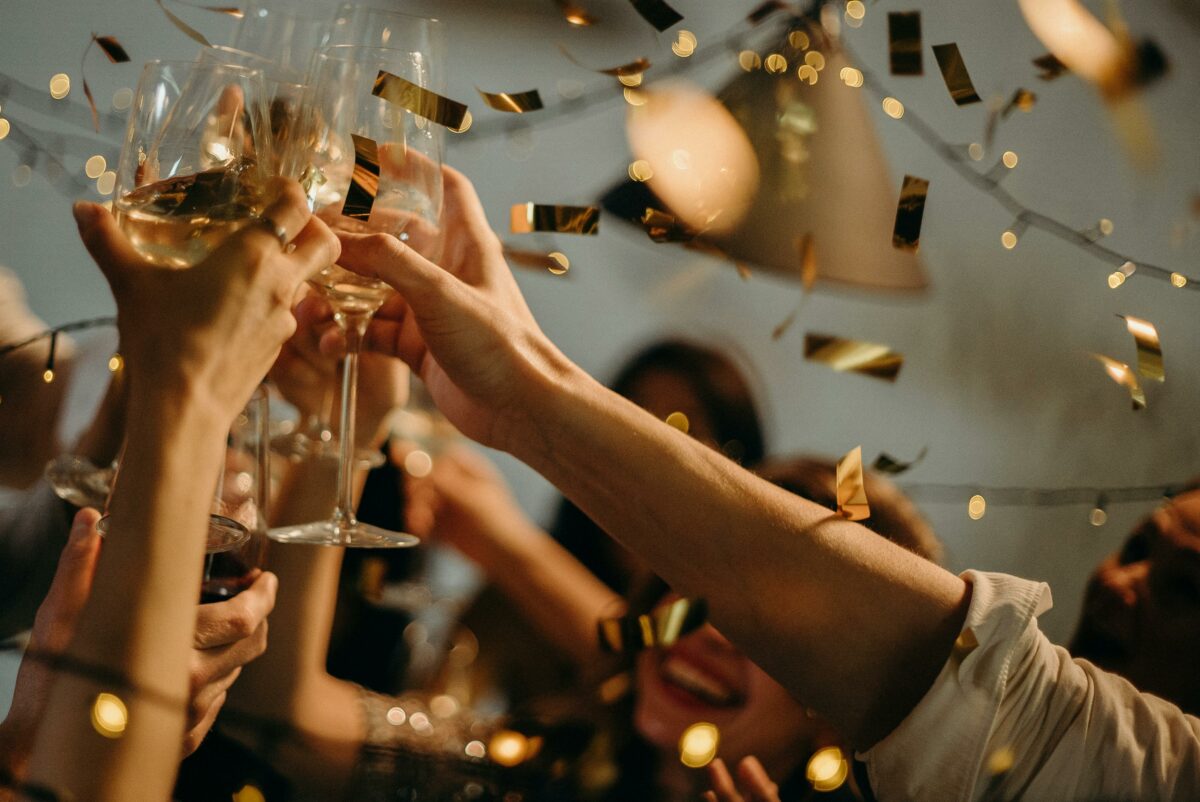Struguri, pește și bani în buzunar. Superstițiile de Revelion care aduc noroc tot anul
