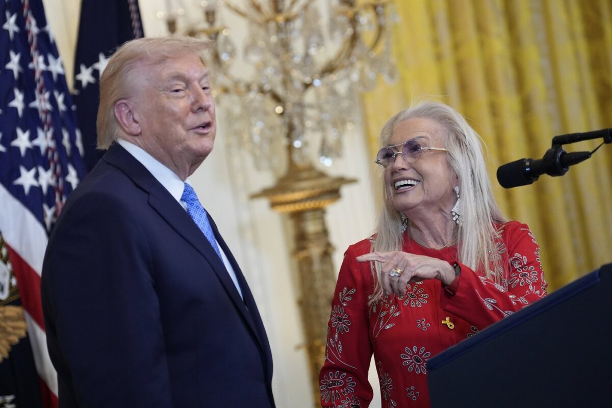 Imagine Stire Cine e miliardara care l-a „mituit” pe Donald Trump! Președintele SUA spune că i-a oferit 250 milioane de dolari, ca să nu se lase | 2review.ro