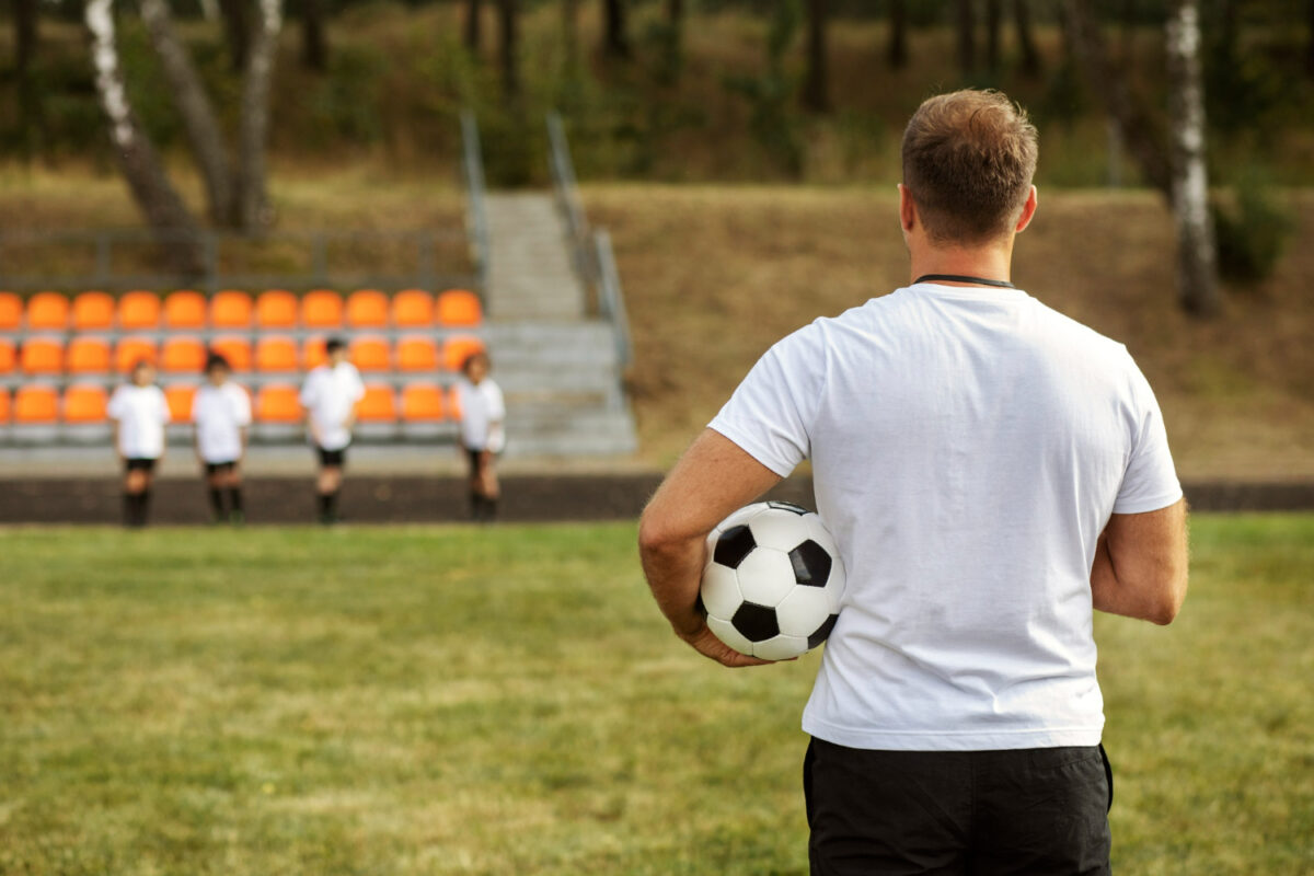 Imagine Stire Iubește din nou! Antrenorul de fotbal în vârstă de 58 de ani și-a tras iubită mai tânără decât el cu 21 de ani | 2review.ro