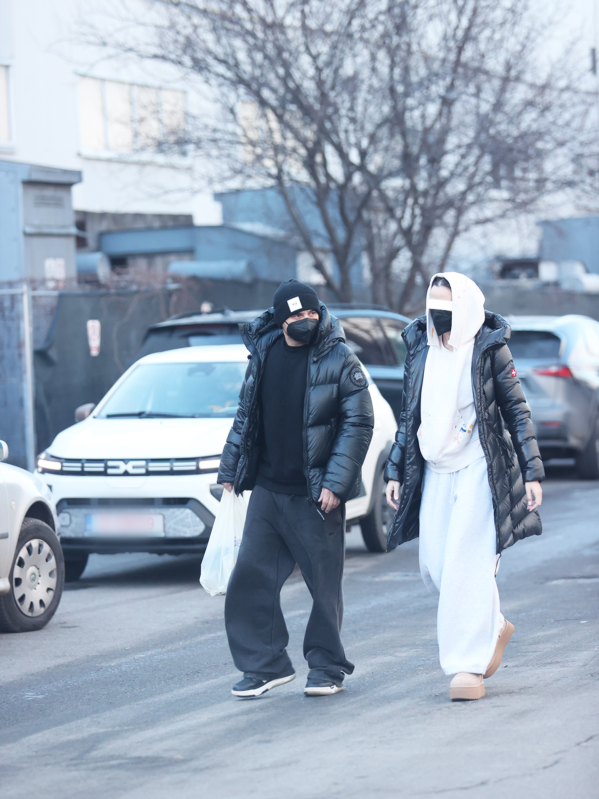 Au ieșit din farmacie cu punga plină și s-au îndreptat spre casă