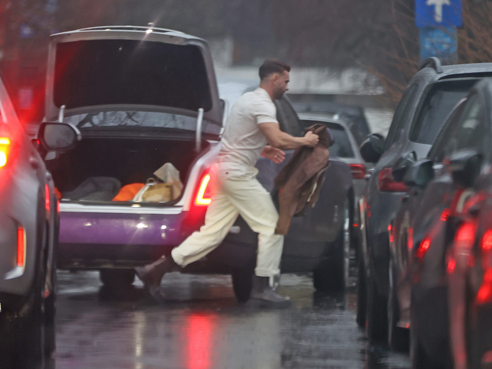 Dorian Popa face slalom printre mașini