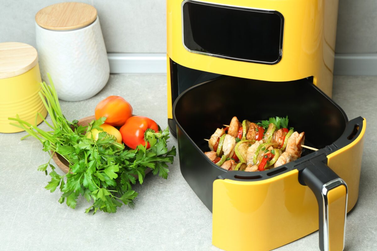 Alimentele pe care nu trebuie să le bagi niciodată în air fryer. Rezultatele sunt dezamăgitoare