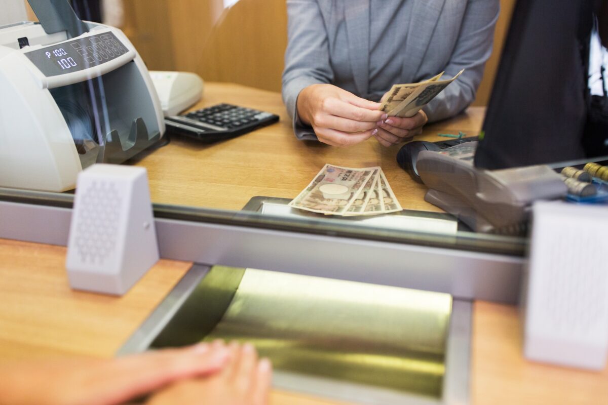 Banii din bancă se topesc. Cât pierzi într-un an dacă nu faci nimic cu ei