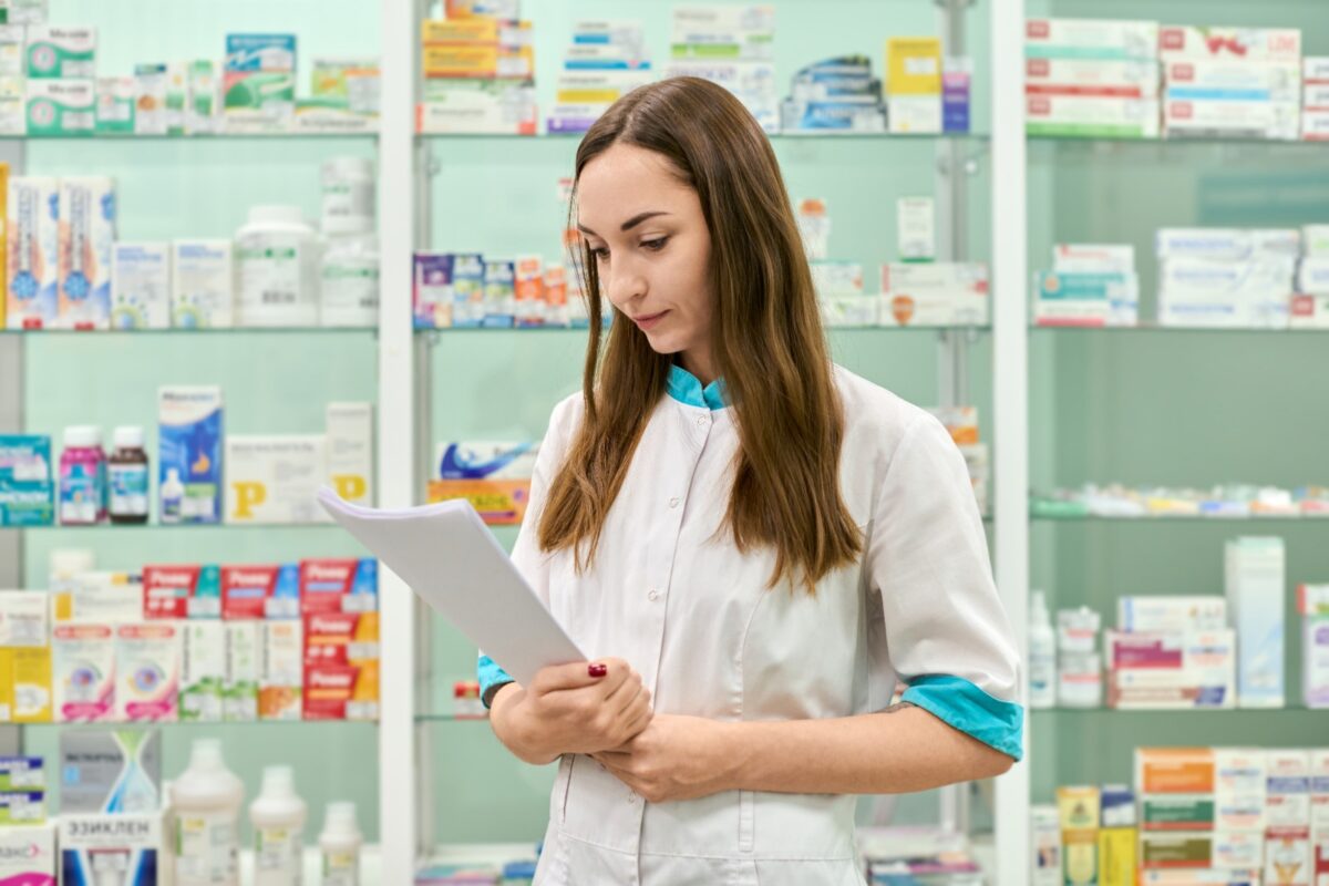 Ce salariu are o farmacistă în 2026. Câți bani primește în fiecare lună