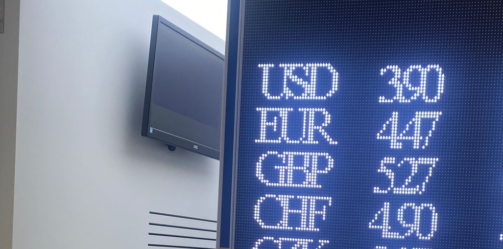Cu câți lei se vinde 1 euro pe Aeroportul Otopeni. Lumea a crezut că este o eroare