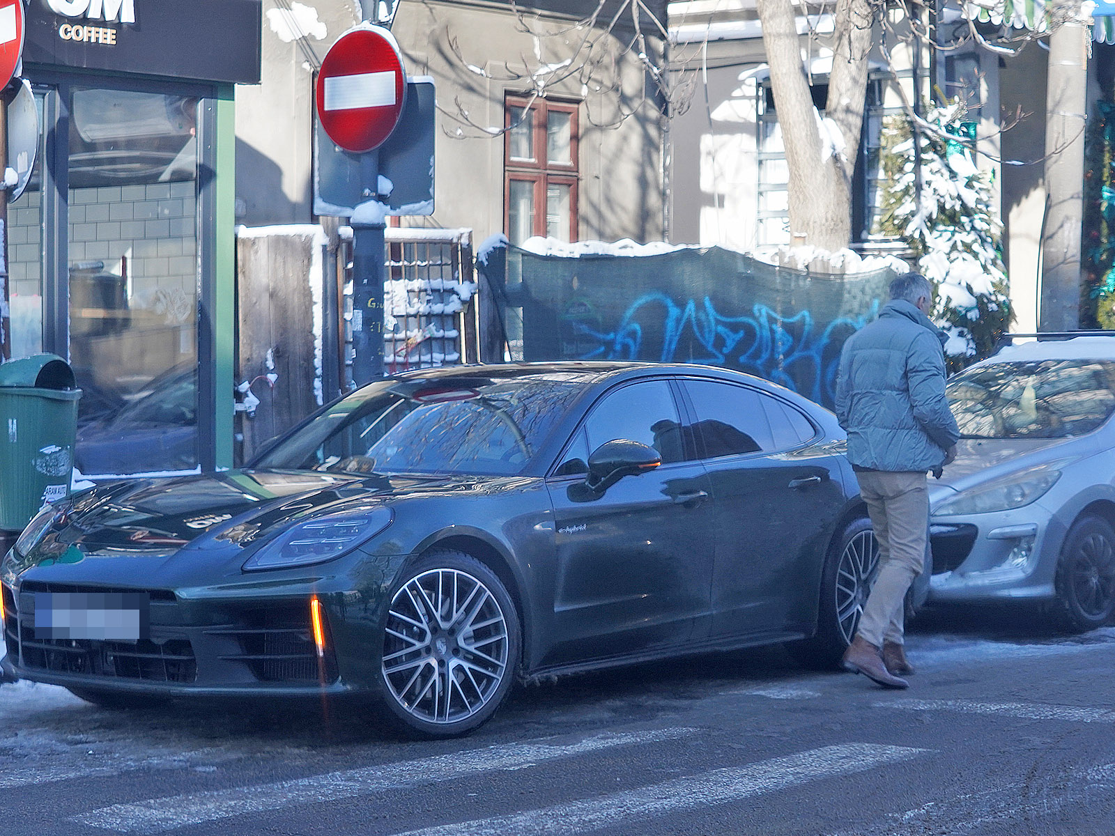 Și-a parcat bolidul, un Porche Panamera, pe trecerea de pietoni