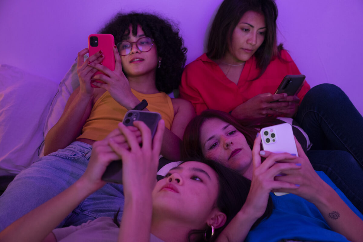 De la ‘rage bait’ la ‘vibe coding’: 2025 a fost anul în care internetul a vorbit pe limba Gen Z