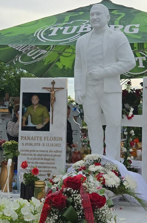 Familia i-a făcut statuie din marmura alba la mormânt