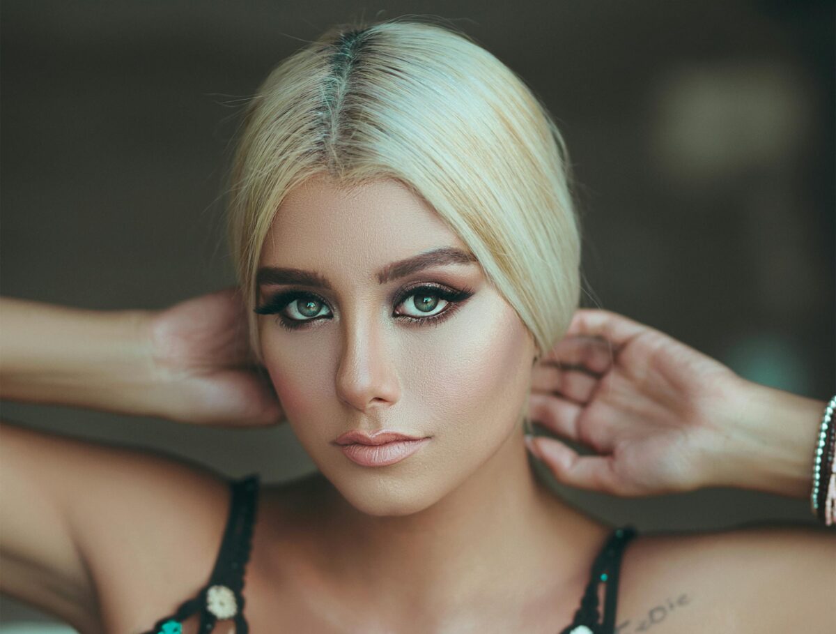 „Halo lips” – trendul anului 2026 în materie de make-up. Adio buze super-lucioase și linii trasate la milimetru!