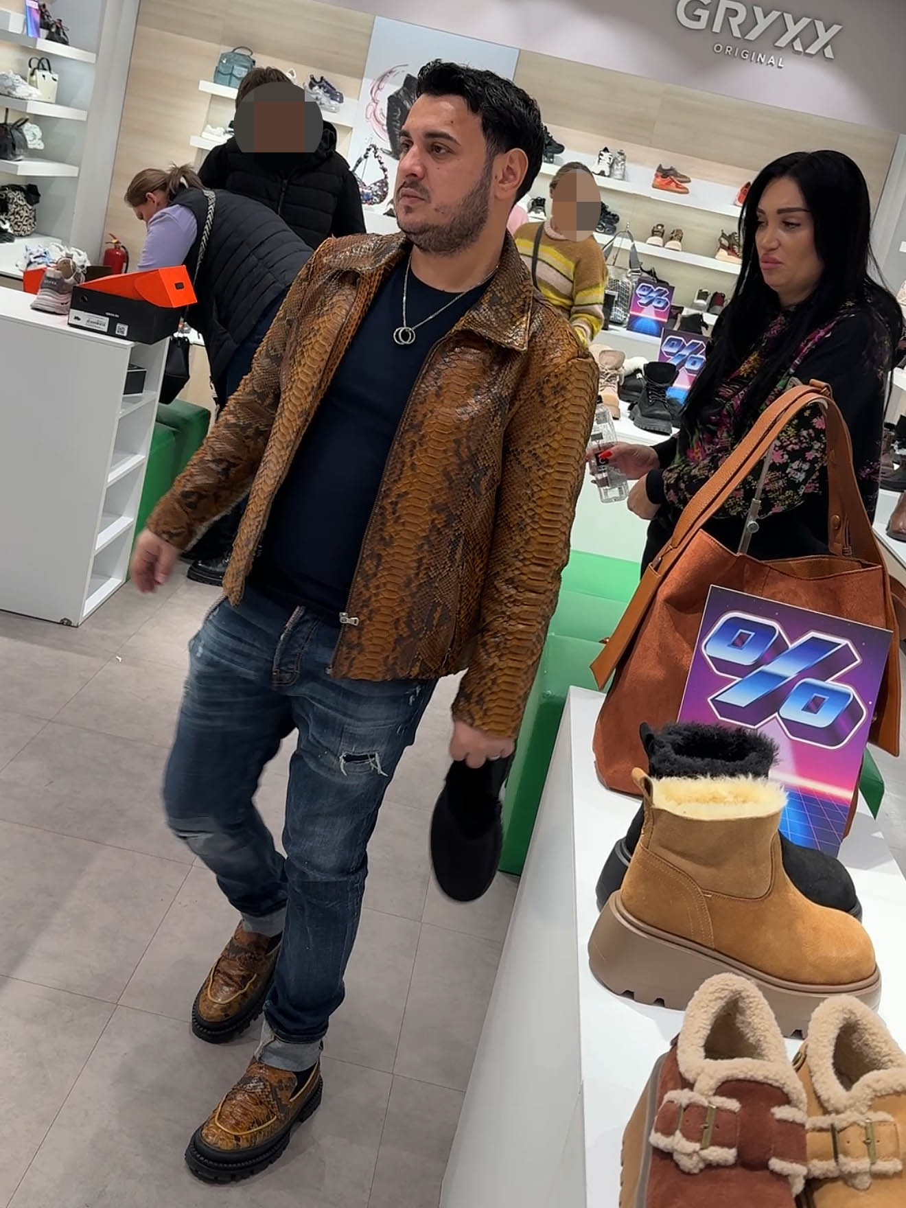 Sorinel Copilul de Aur și soția, în căutarea perechii perfecte de încălțări