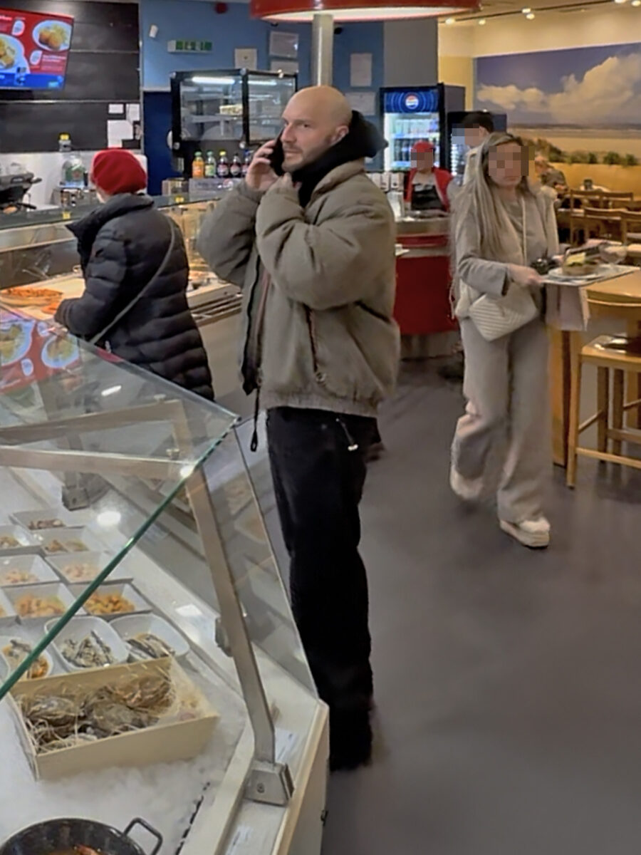 Cătălin Bordea a încercat să treacă neobservat în unul dintre cele mai populate malluri