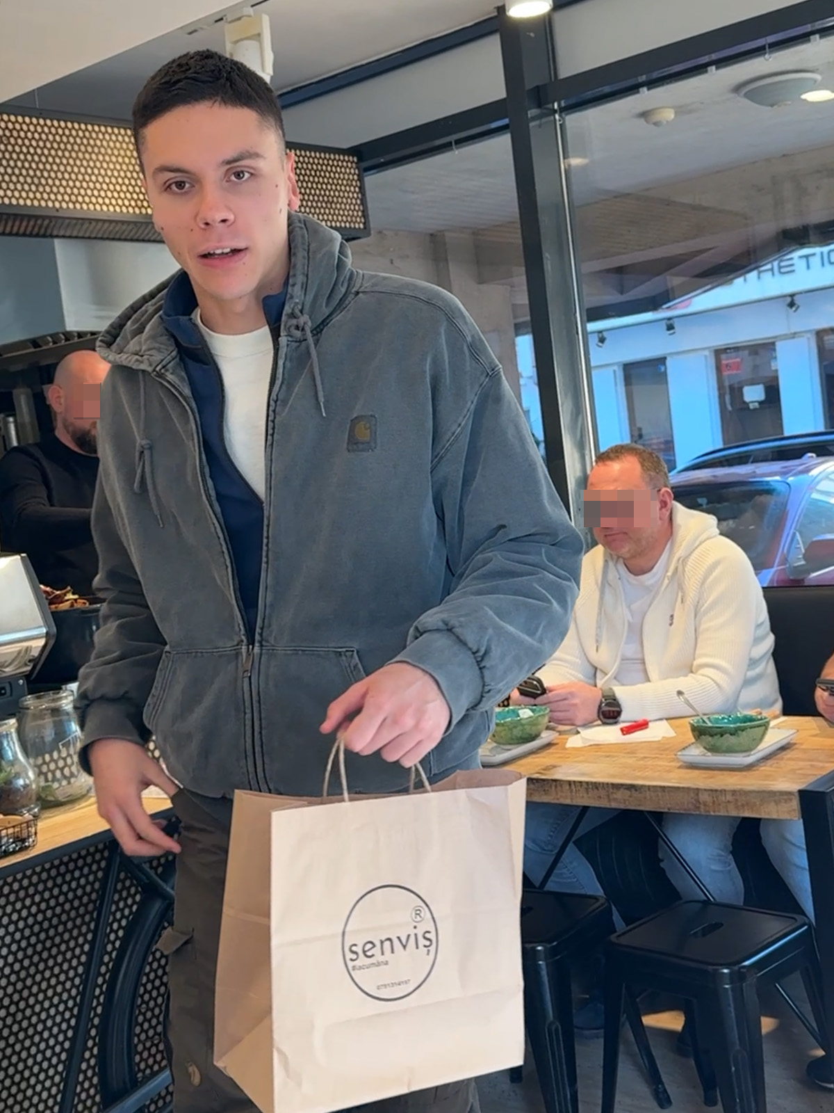 A plecat cu mâncarea la pachet