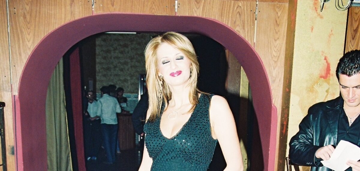 Julia Chelaru, sexy cu frâna trasă: poza din club cu cerceii statement