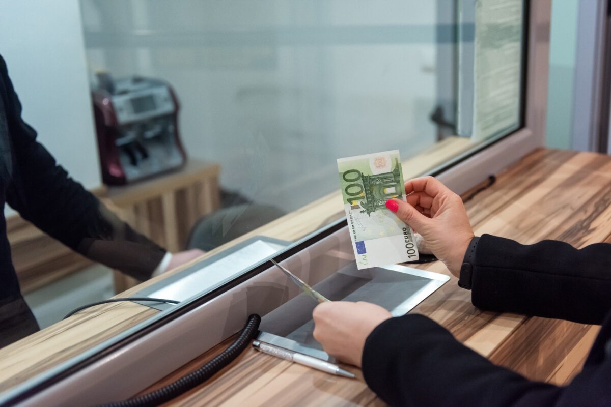 O femeie din Buzău a rămas fără toți banii strânși în străinatate. Cum i-au dispărut 35000 de euro din cont